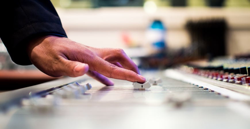 Read more about the article 25 of the best romantic songs to play during your wedding
